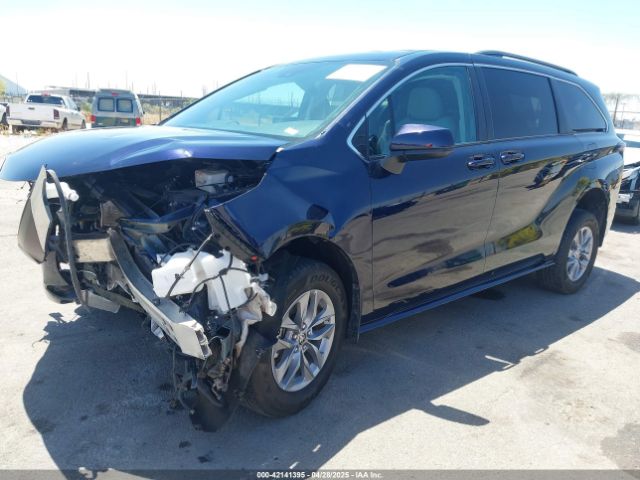 5TDKRKEC0NS101136 Toyota SIENNA LE