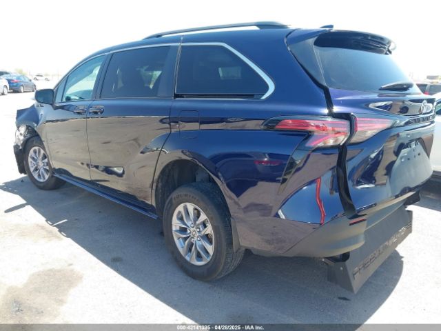 5TDKRKEC0NS101136 Toyota SIENNA LE