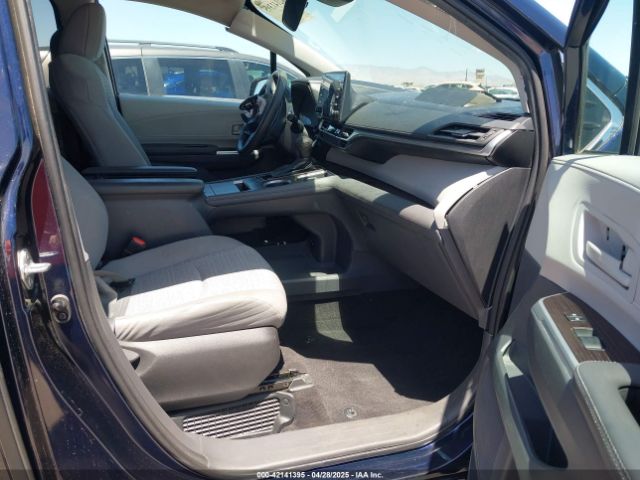 5TDKRKEC0NS101136 Toyota SIENNA LE