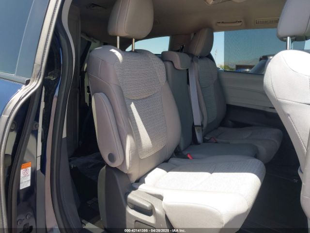 5TDKRKEC0NS101136 Toyota SIENNA LE