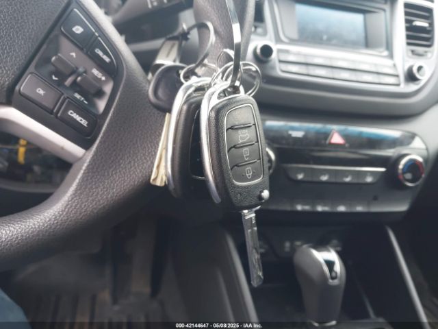 KM8J2CA40JU792495 Hyundai TUCSON SE