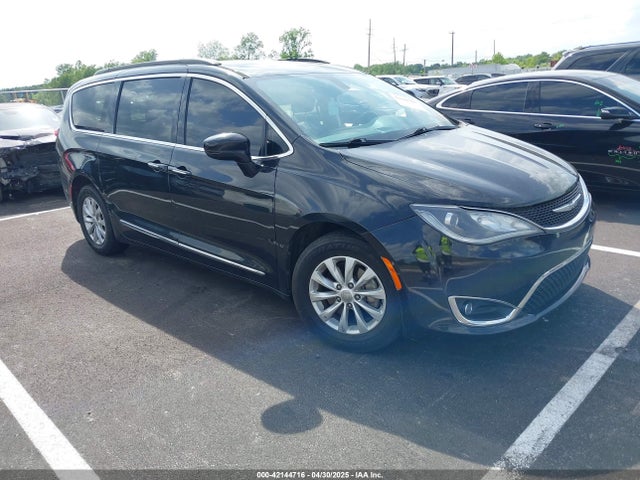 42144716 :رقم المزاد ، 2C4RC1BG0HR762552 vin ، 2017 Chrysler Pacifica Touring-l مزاد بيع