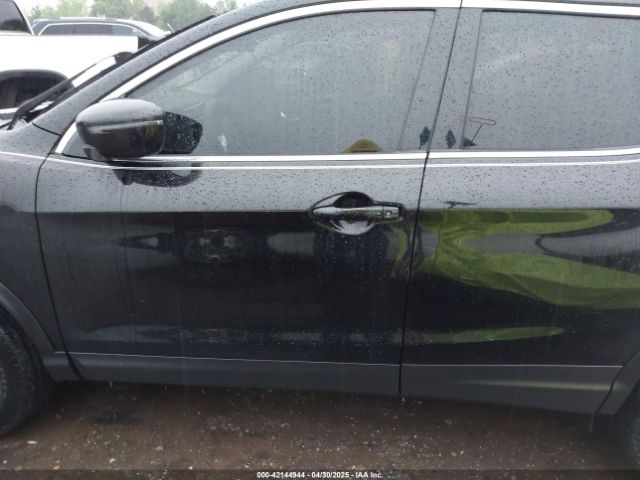 JN1BJ1CP4JW183554 Nissan Rogue Sport Sv