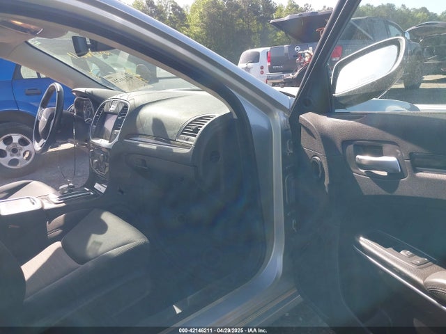 Chrysler 300 Touring 2019 2C3CCAAG9KH581040 Image 5
