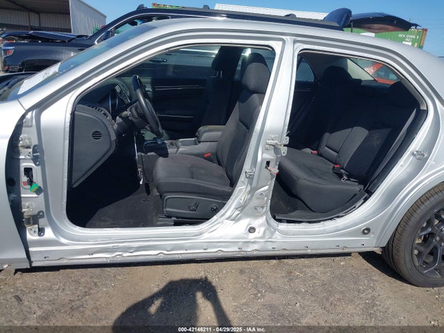 Chrysler 300 Touring 2019 2C3CCAAG9KH581040 Image 6