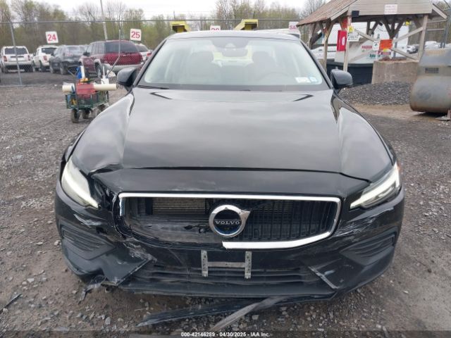 7JRA22TK5KG018383 Volvo S60 T6 Momentum