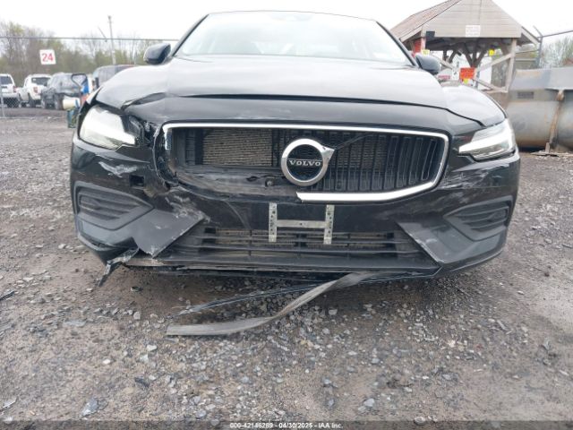 7JRA22TK5KG018383 Volvo S60 T6 Momentum