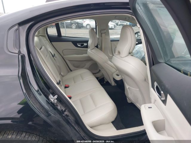 7JRA22TK5KG018383 Volvo S60 T6 Momentum