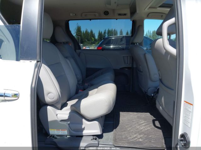 5TDDZ3DC8HS169754 Toyota Sienna Xle Premium 7 Passenger