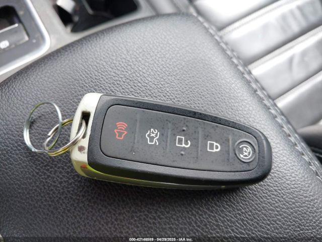 1FMCU9J96HUC25137 Ford Escape Titanium