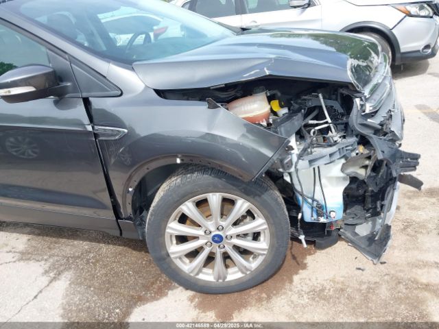 1FMCU9J96HUC25137 Ford Escape Titanium