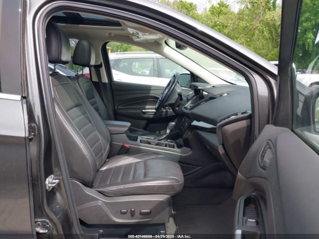 1FMCU9J96HUC25137 Ford Escape Titanium
