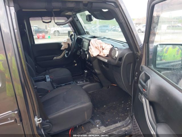 1C4BJWEG3GL270413 Jeep Wrangler Unlimited Sahara