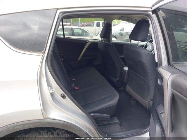 2T3BFREV6JW845562 Toyota RAV4 LE