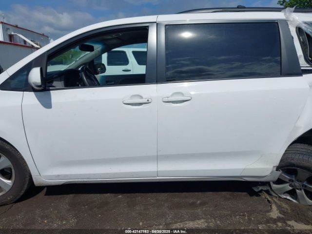 5TDKZ3DC7HS896262 Toyota Sienna Le 8 Passenger