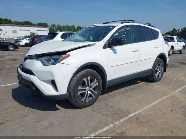 JTMBFREV8HJ157555 Toyota RAV4 LE