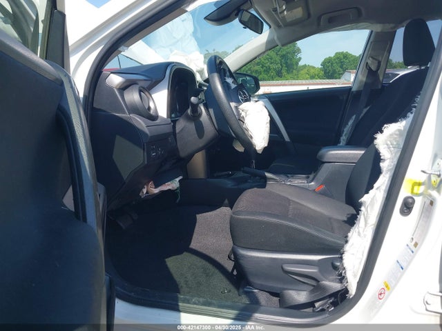 JTMBFREV8HJ157555 Toyota RAV4 LE
