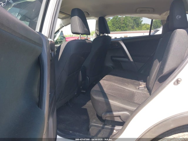 JTMBFREV8HJ157555 Toyota RAV4 LE