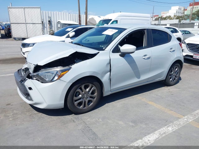 3MYDLBJV7LY703122 Toyota YARIS LE