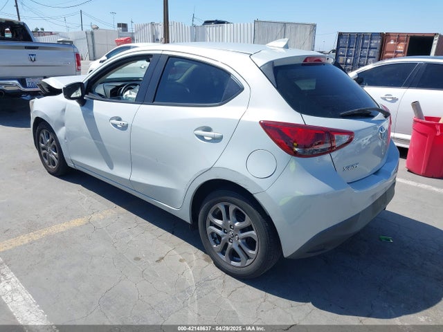 3MYDLBJV7LY703122 Toyota YARIS LE
