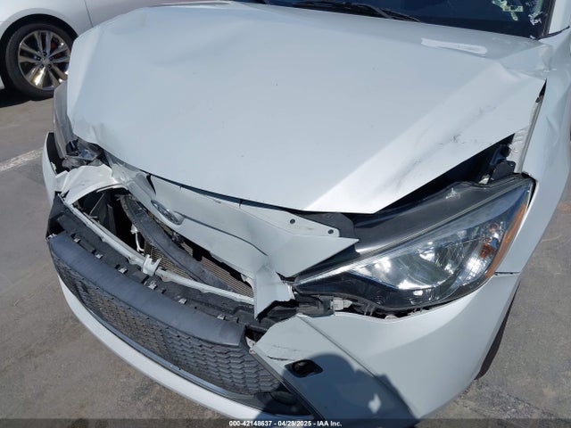 3MYDLBJV7LY703122 Toyota YARIS LE
