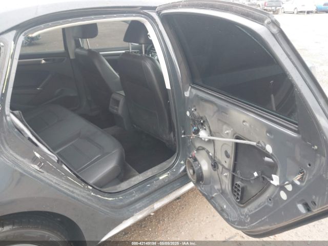 1VWDT7A36HC070264 Volkswagen Passat 1.8t R-line