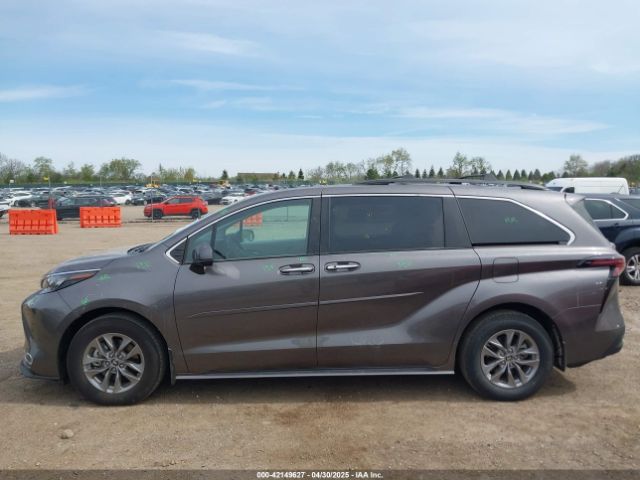 5TDYSKFC5RS139626 Toyota SIENNA XLE