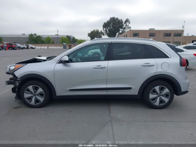 KNDCB3LC5K5351412 KIA NIRO LX