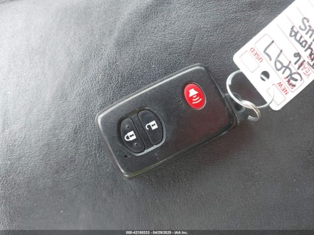 JTDZN3EU8GJ050638 Toyota Prius V Five