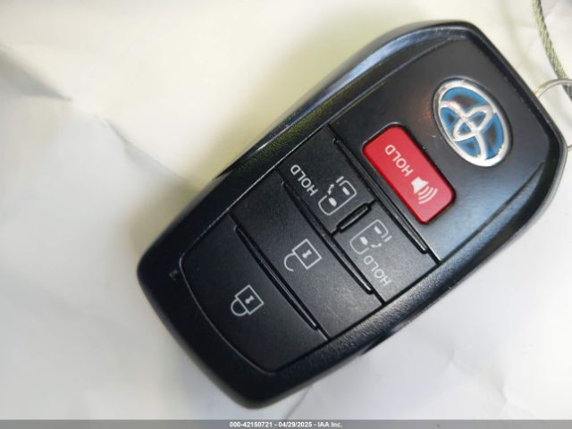 5TDKRKEC9RS214976 Toyota SIENNA LE