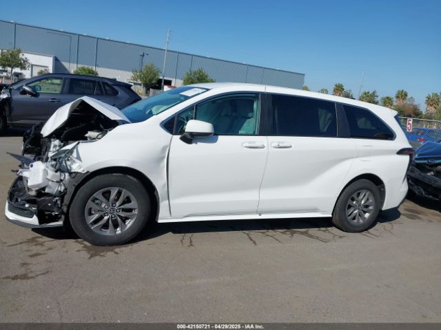 5TDKRKEC9RS214976 Toyota SIENNA LE