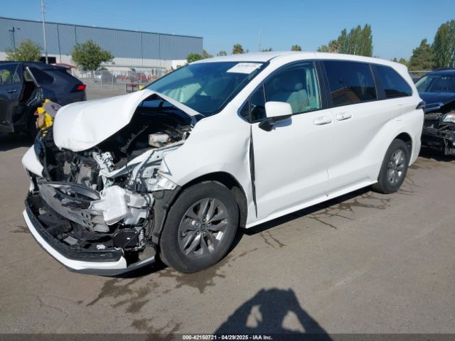 5TDKRKEC9RS214976 Toyota SIENNA LE