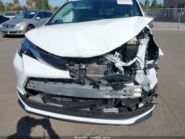 5TDKRKEC9RS214976 Toyota SIENNA LE