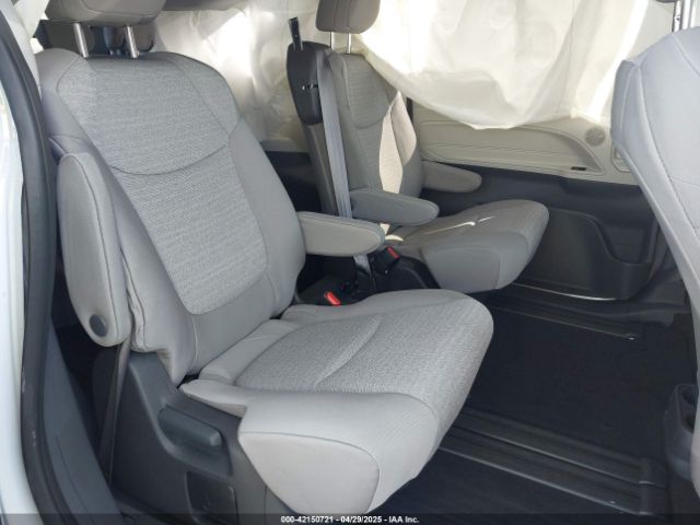 5TDKRKEC9RS214976 Toyota SIENNA LE