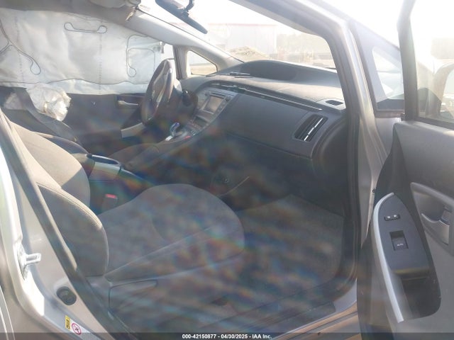 JTDKN3DU9F1888663 Toyota Prius Three