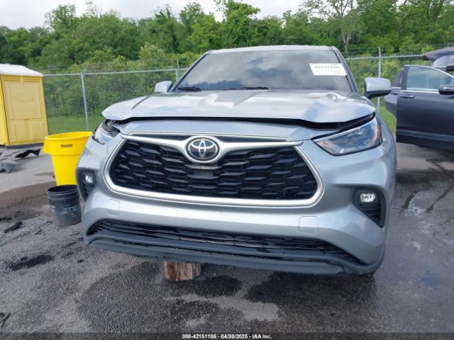 5TDZZRAH1NS138852 Toyota Highlander Le