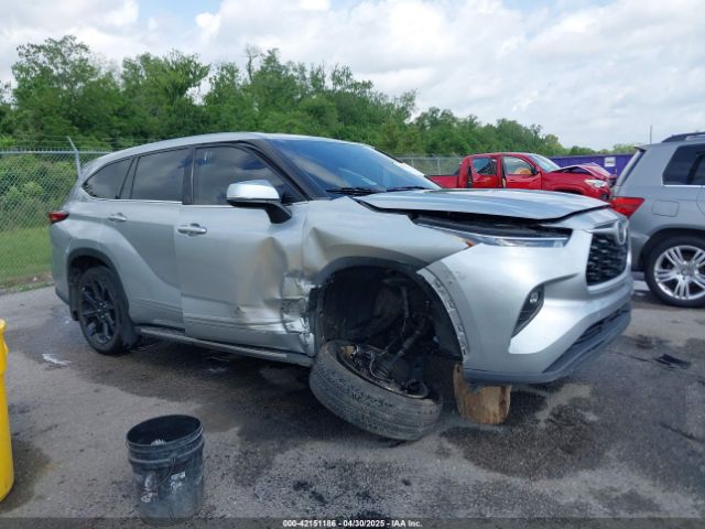 5TDZZRAH1NS138852 Toyota Highlander Le
