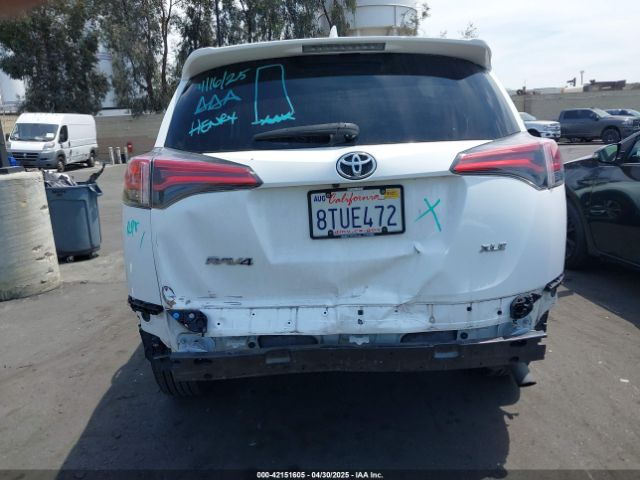 2T3WFREV5JW490465 Toyota Rav4 Xle