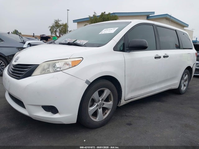 Toyota Sienna L 7 Passenger 2017 5TDZZ3DC2HS800102 Image 2