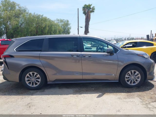 5TDKRKEC6NS106342 Toyota SIENNA LE