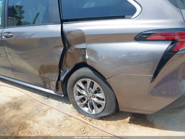 5TDKRKEC6NS106342 Toyota SIENNA LE