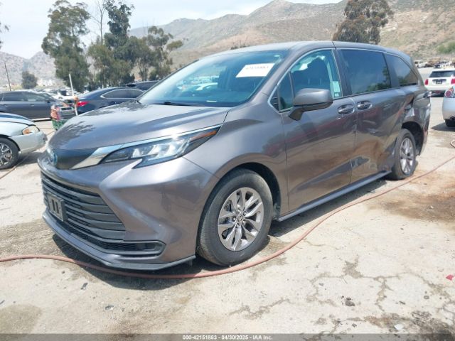 5TDKRKEC6NS106342 Toyota SIENNA LE