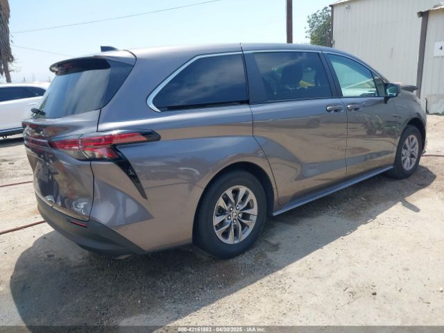 5TDKRKEC6NS106342 Toyota SIENNA LE