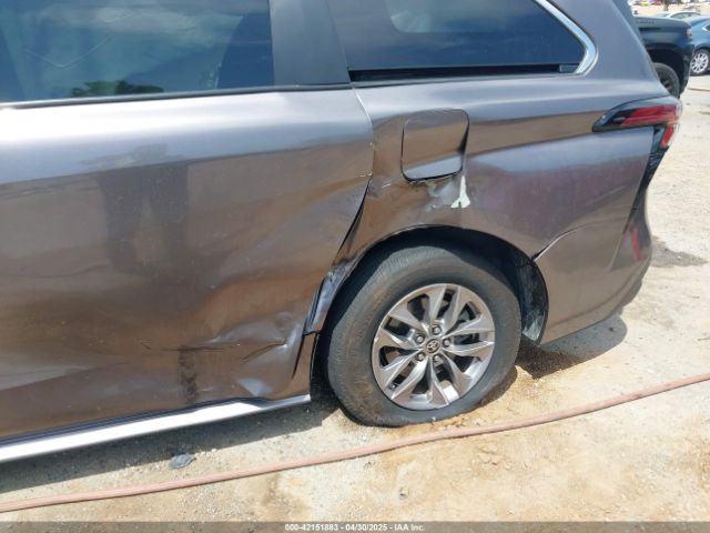 5TDKRKEC6NS106342 Toyota SIENNA LE