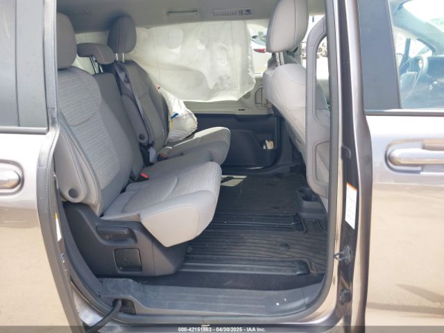 5TDKRKEC6NS106342 Toyota SIENNA LE