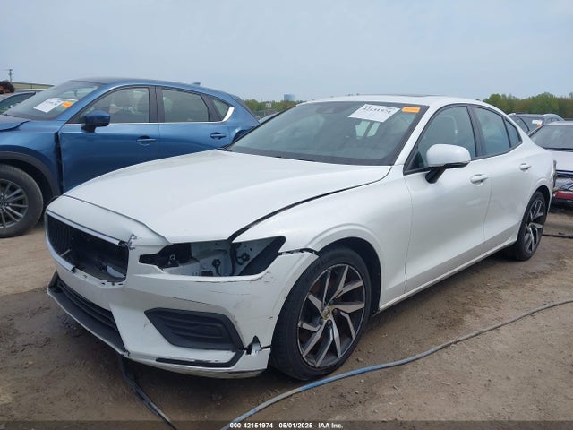 7JRA22TK7KG017283 Volvo S60 T6 Momentum