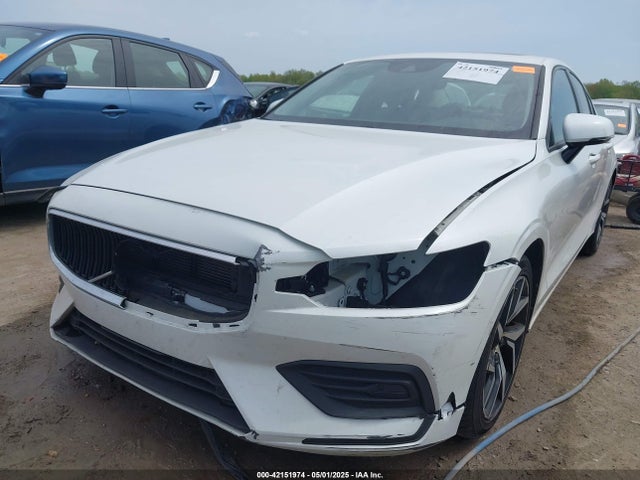 7JRA22TK7KG017283 Volvo S60 T6 Momentum