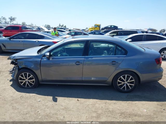 3VWDB7AJ7JM228990 Volkswagen Jetta 1.4t Se/1.4t Wolfsburg Edition