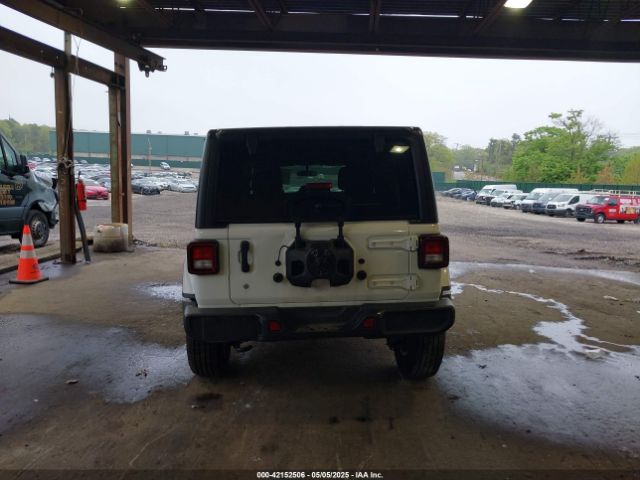1C4HJXEG3JW116404 Jeep Wrangler Unlimited Sahara 4x4