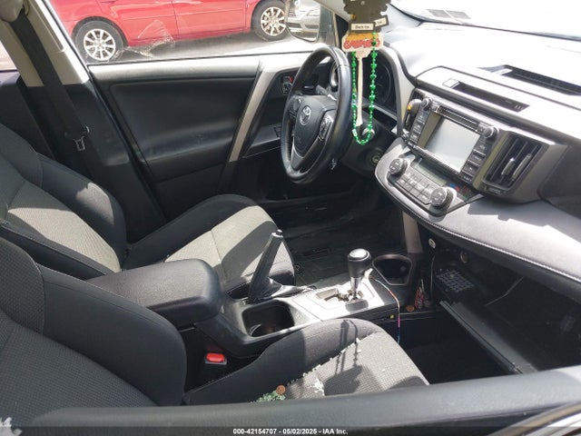 JTMRFREV8HJ112520 Toyota Rav4 Xle